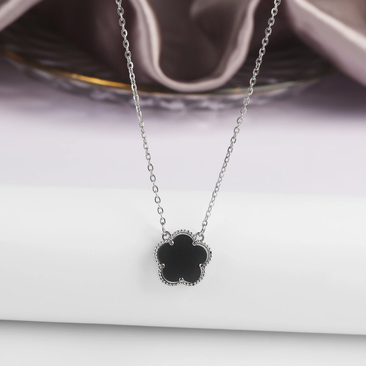 Classic simple Clover pendant necklace