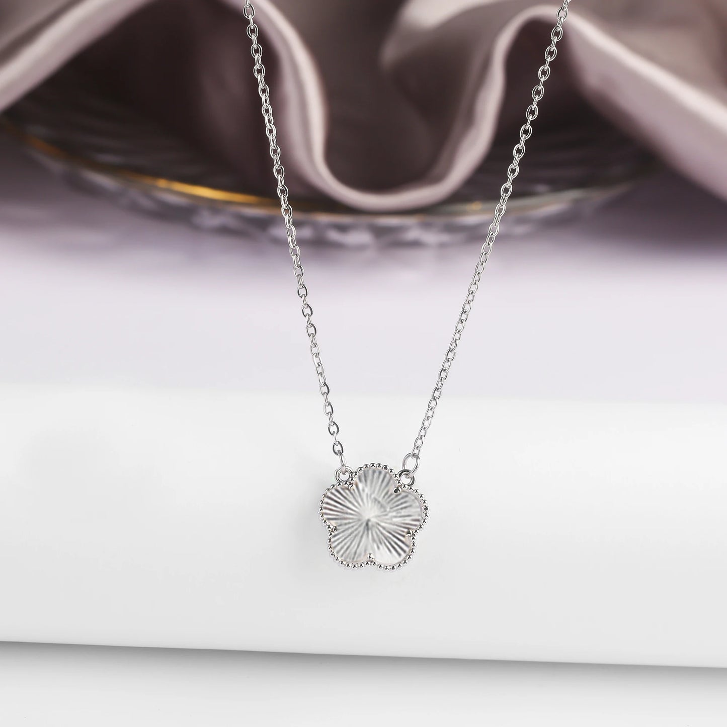Classic simple Clover pendant necklace