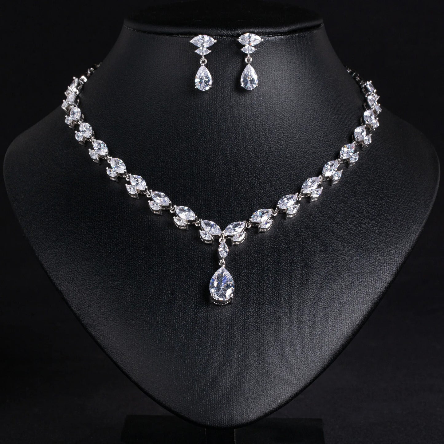 Elegant Sliver Colour Necklace & Earring