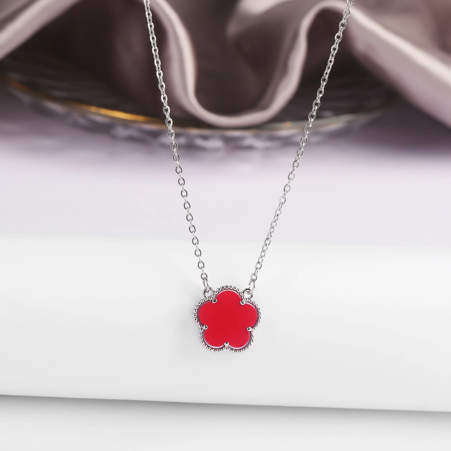 Classic simple Clover pendant necklace
