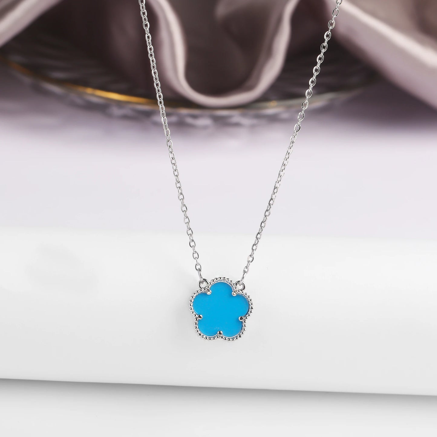 Classic simple Clover pendant necklace