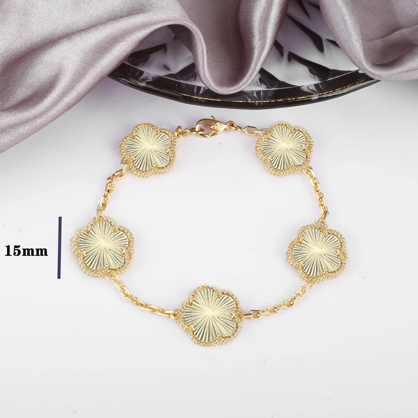 Classic simple Clover pendant necklace