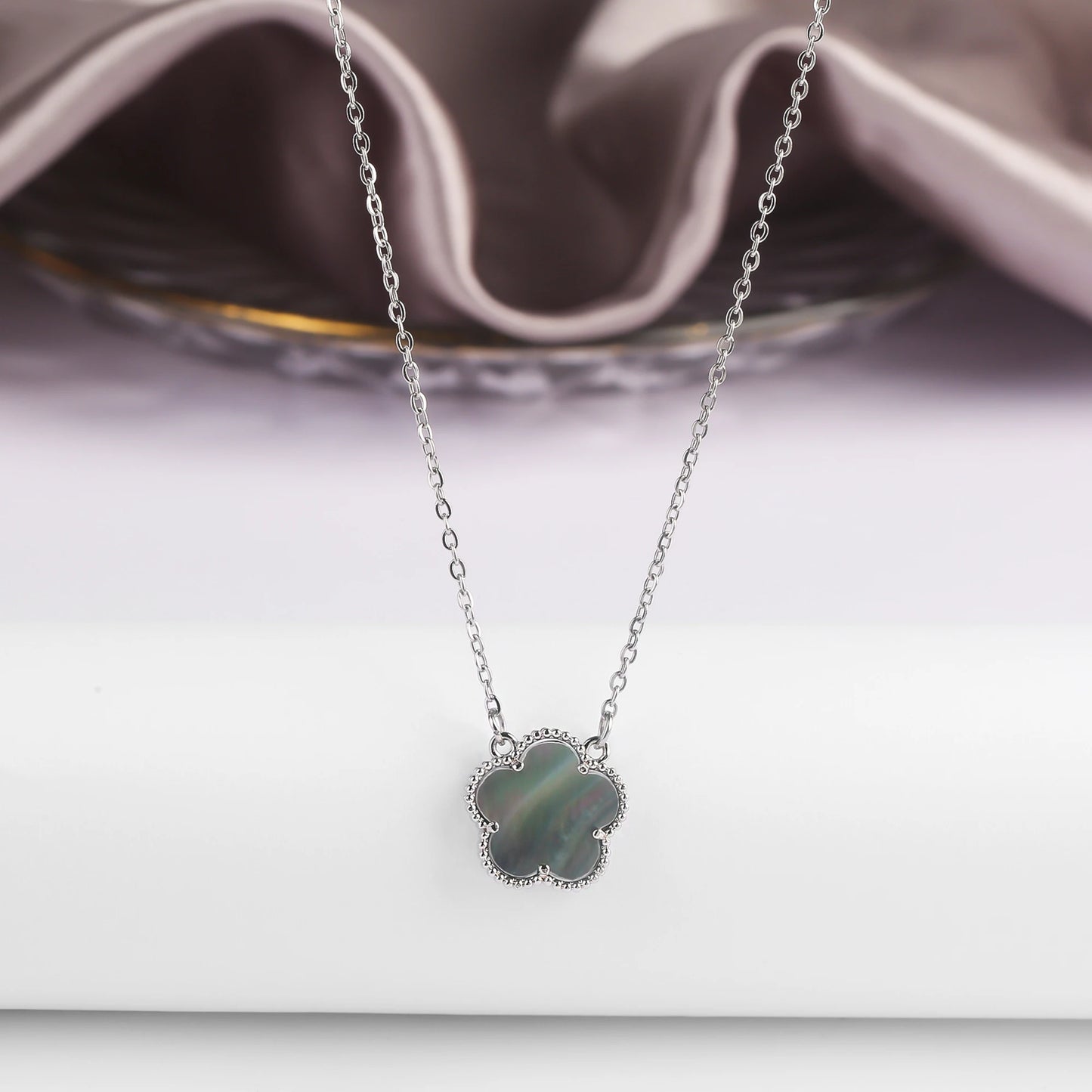 Classic simple Clover pendant necklace