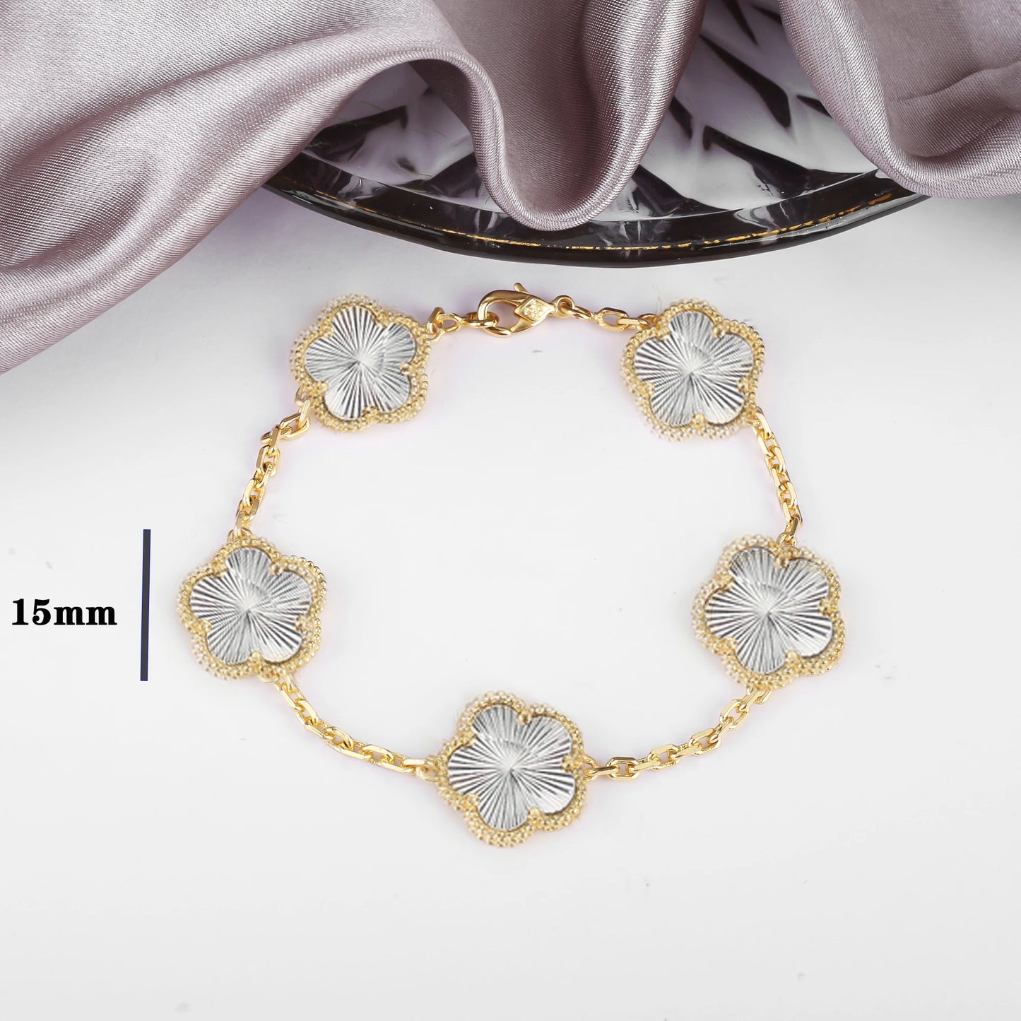 Classic simple Clover pendant necklace